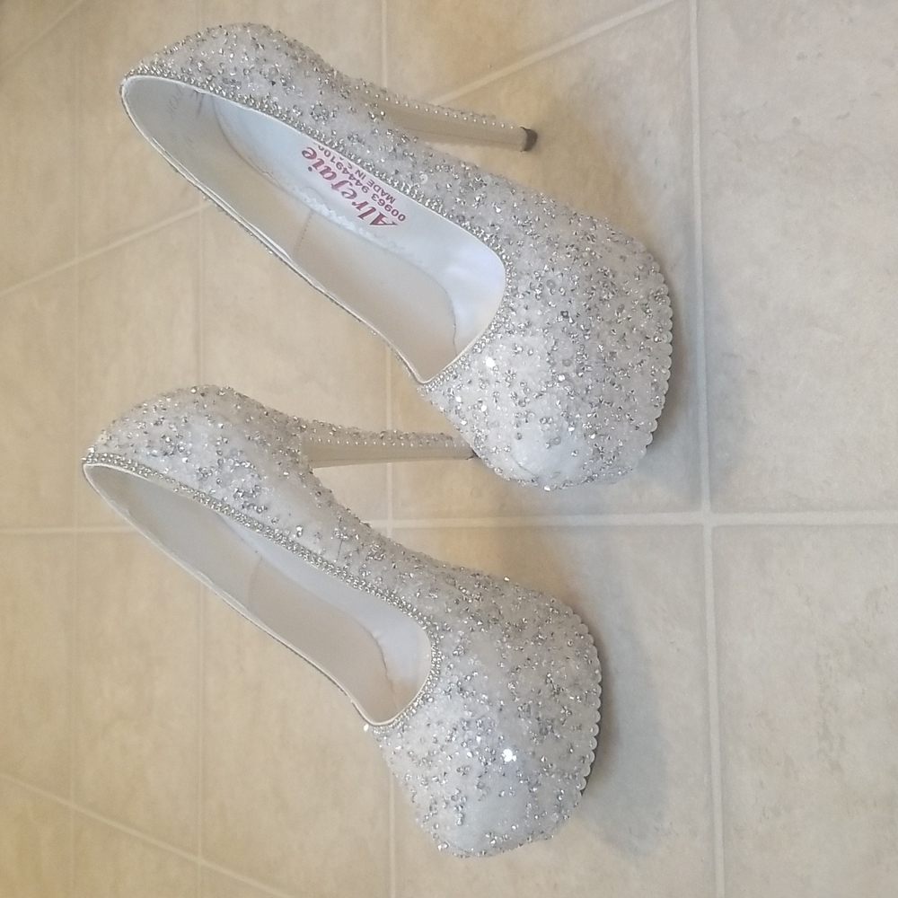 Beautiful Rhinestone/Sequin/Pearl Heels Sz. 7! - Picture 5 of 10